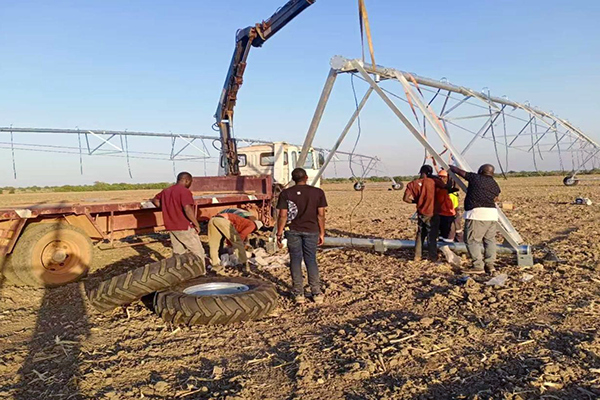 How Does Center Pivot Irrigation Work？